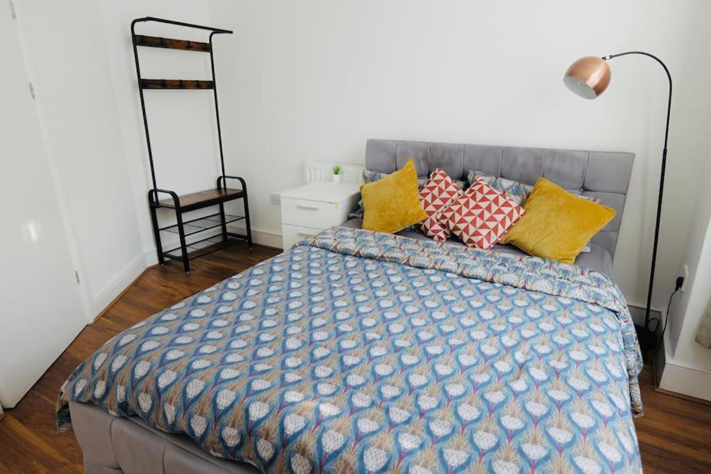 Two Bedroom Flat Near Transport & Shops London Exterior foto